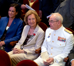 Doña Sofía ocupa su lugar en la sala antes del inicio del acto