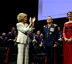 Su Majestad la Reina Doña Sofía aplaude al Coronel director de la Unidad de Música de la Guardia Real y la pianista solista, María Dolores Gaitán