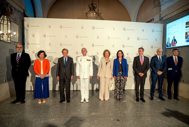 Fotografía de grupo en el hall del Teatro Real