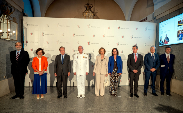 Fotografía de grupo en el hall del Teatro Real