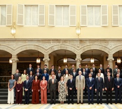 Fotografía de grupo de Su Majestad el Rey junto a los componentes de la audiencia a la 74ª y 75ª promociones del Cuerpo Superior de Técnicos Comercial