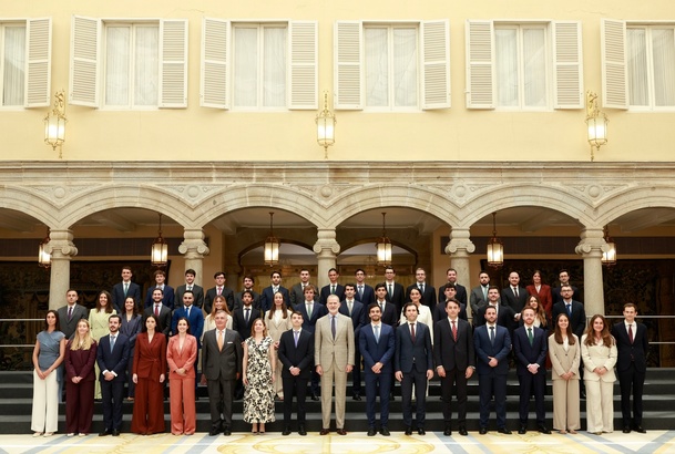 Fotografía de grupo de Su Majestad el Rey junto a los componentes de la audiencia a la 74ª y 75ª promociones del Cuerpo Superior de Técnicos Comercial