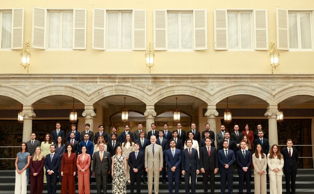 Fotografía de grupo de Su Majestad el Rey junto a los componentes de la audiencia a la 74ª y 75ª promociones del Cuerpo Superior de Técnicos Comercial
