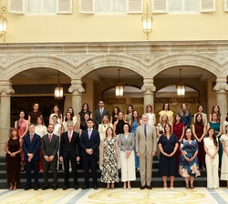 Fotografía de grupo de Su Majestad el Rey junto a los componentes de la audiencia