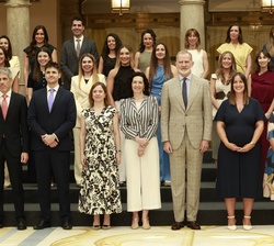 Don Felipe junto a los componentes de la audiencia