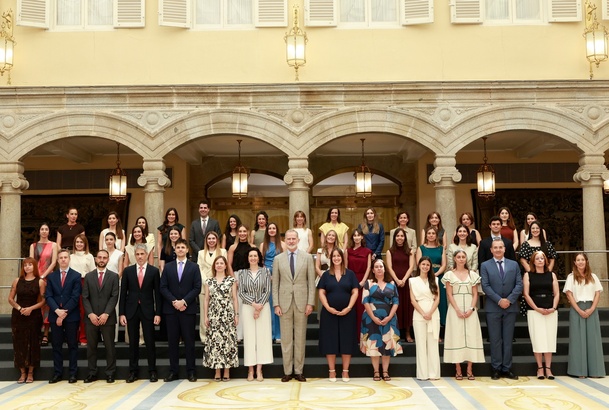 Fotografía de grupo de Su Majestad el Rey junto a los componentes de la audiencia