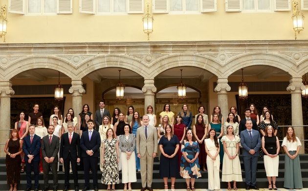 Fotografía de grupo de Su Majestad el Rey junto a los componentes de la audiencia