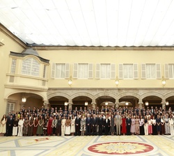 Fotografía de grupo de Su Majestad el Rey junto a los componentes de la audiencia a la XXV y XXVI promociones del Cuerpo Superior de Inspectores de Ha