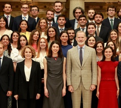 Don Felipe en la fotografía de grupo acompañado por los componentes de la audiencia a la XXV y XXVI promociones del Cuerpo Superior de Inspectores de 