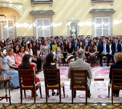 Vista del Patio Central mientras Su Majestad el Rey se dirige a los componentes de la Audiencia a la XXV y XXVI promociones del Cuerpo Superior de Ins