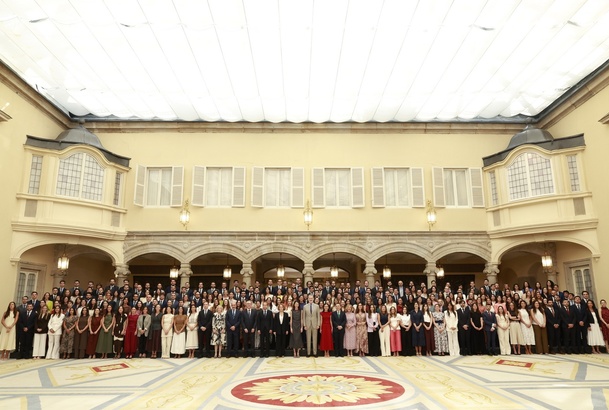 Fotografía de grupo de Su Majestad el Rey junto a los componentes de la audiencia a la XXV y XXVI promociones del Cuerpo Superior de Inspectores de Ha
