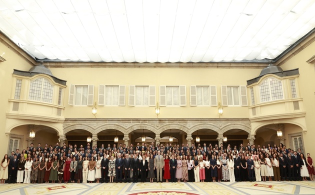 Fotografía de grupo de Su Majestad el Rey junto a los componentes de la audiencia a la XXV y XXVI promociones del Cuerpo Superior de Inspectores de Ha
