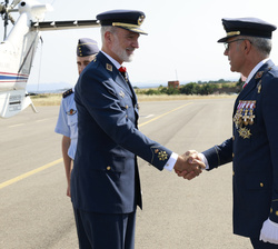 Su Majestad el Rey es recibido por el coronel jefe de la Base Aérea de León y director de la Academia Básica del Aire y del Espacio, Óscar Ruíz Gonzál
