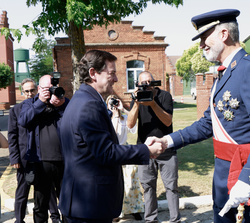 Su Majestad el Rey recibe el saludo del presidente de la Junta de Castilla y León, Alfonso Fernández Mañueco