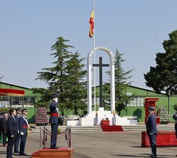 Su Majestad el Rey recibe novedades del oficial que manda la fuerza