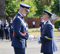 Su Majestad el Rey entrega el Real Despacho al número uno de la XXXIV promoción de la Escala de Suboficiales del Cuerpo General del Ejército del Aire 