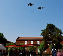 Su Majestad el Rey en la Tribuna Real durante el homenaje a los que dieron su vida por España y el sobrevuelo de dos F-18 del Ala 12
