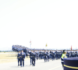 Su Majestad el Rey durante el desfile de los nuevos suboficiales del Ejército del Aire y del Espacio