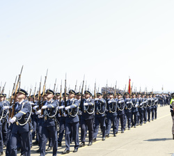 Su Majestad el Rey durante el desfile de los nuevos suboficiales del Ejército del Aire y del Espacio