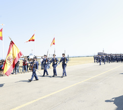 Su Majestad el Rey al paso de la Enseña Nacional durante el desfile de los nuevos suboficiales del Ejército del Aire y del Espacio