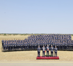 Fotografía de grupo de Su Majestad el Rey con la XXXIV promoción en la Academia Básica del Aire y del Espacio