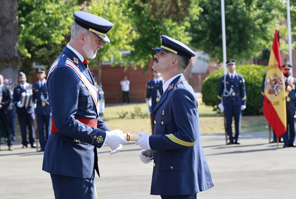 Su Majestad el Rey entrega el Real Despacho al número uno de la XXXIV promoción de la Escala de Suboficiales del Cuerpo General del Ejército del Aire 