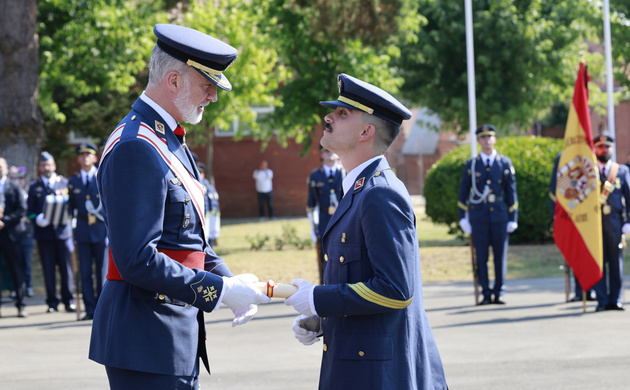 Su Majestad el Rey entrega el Real Despacho al número uno de la XXXIV promoción de la Escala de Suboficiales del Cuerpo General del Ejército del Aire 