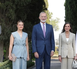 Sus Majestades los Reyes y Sus Altezas Reales la Princesa de Asturias y la Infanta Sofía en el momento de su llegada al Monasterio de Cogullada