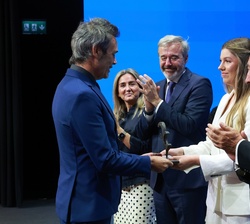 La Infanta Doña Sofía hace entrega a Cristian Ruiz el galardón de la ayuda de Liderazgo Educativo