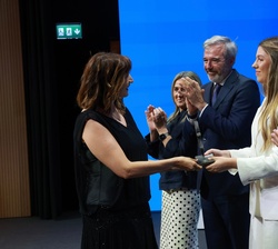 La Infanta Sofía entrega el galardón de la ayuda de Investigación Educativa y Transferencia del Conocimiento a Mercedes Carpintero