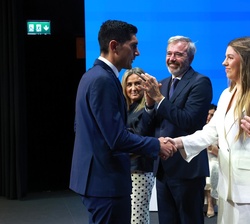 Doña Sofía recibe el saludo de Diego Olivar tras hacerle entrega el galardón de la ayuda a la Educación Integral para la Salud