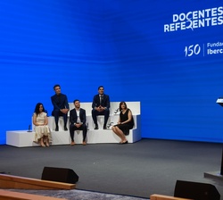 Los cinco ganadores de las ayudas Docentes Referentes de la Fundación Ibercaja escuchan las palabras de la Infanta Sofía
