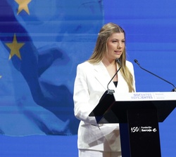 Su Alteza Real la Infanta Sofía dirige unas palabras tras entregar a los galardones a los ganadores de las ayudas Docentes Referentes de la Fundación 