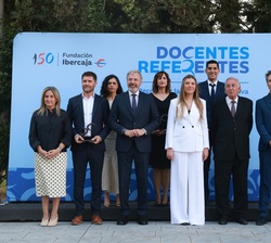 Fotografía de grupo de Su Alteza Real la Infanta Sofía acompañada por las autoridades y los galardonados con las ayudas