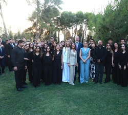 Los Reyes, la Princesa de Asturias y la Infanta Sofía acompañados por el coro Ixena de Zaragoza