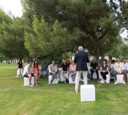 Su Alteza Real la Infanta Sofía y el resto de participantes en el taller de educación integral para la salud celebrado en los jardines de Cogullada