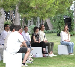 La Infanta Sofía atiende a las explicaciones de Javier García, médico psiquiatra y director del Máster de Mindfulness de la Universidad de Zaragoza, d