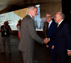 Su Majestad el Rey es recibido por el presidente de la Fundación "la Caixa", Isidro Fainé, en presencia del ministro de Hacienda, Arcadi Esp