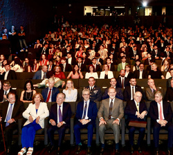 Su Majestad el Rey en primera fila de asientos al comienzo del acto