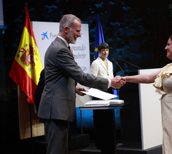 Su Majestad el Rey entrega una de las becas de posgrado en el extranjero de la Fundación “la Caixa” a una estudiante universitaria selecci
