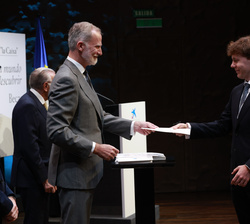 Su Majestad el Rey entrega una de las becas de posgrado en el extranjero de la Fundación “la Caixa” a un estudiante universitario seleccio