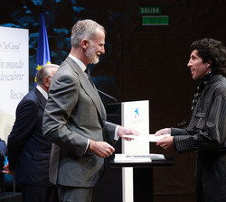 Su Majestad el Rey entrega una de las becas de posgrado en el extranjero de la Fundación “la Caixa” a un estudiante universitario seleccio