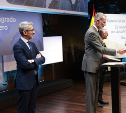 Su Majestad el Rey entrega una de las becas de posgrado en el extranjero de la Fundación “la Caixa” a una estudiante universitaria selecci