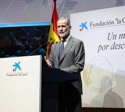 Su Majestasd el Rey durante su intervención tras la entrega de las Becas de la Fundación "La Caixa"