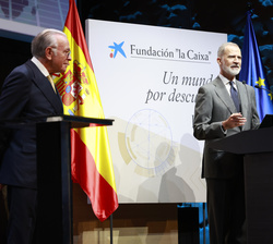 Su Majestasd el Rey durante su intervención tras la entrega de las Becas de la Fundación "La Caixa"