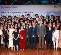 Fotografía de grupo de Su Majestad el Rey con los estudiantes becados por "la Caixa"