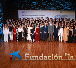 Fotografía de grupo de Su Majestad el Rey con los estudiantes becados por "la Caixa"