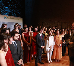 Su Majestad el Rey conversa con los estudiantes a los que ha entregado las becas de posgrado en el extranjero de la Fundación “la Caixa” 