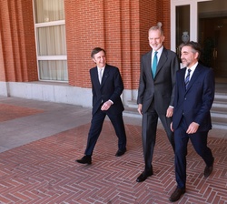 Su Majestad el Rey junto al rector de la Universidad Franciso de Victoria, Daniel Sada, y el consejero delegado de Santander España, Ignacio Juliá Vil