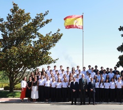 Don Felipe junto a los organizadores y participantes de la XXI Edición del Programa "Becas Europa" de la Universidad Francisco de Vitoria.
